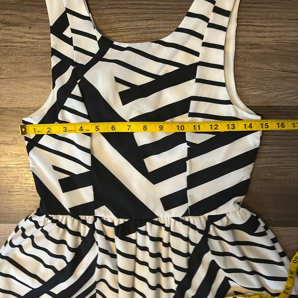 Everly Black & White Abstract Striped Cocktail Dress SZ Small - Picture 8 of 12